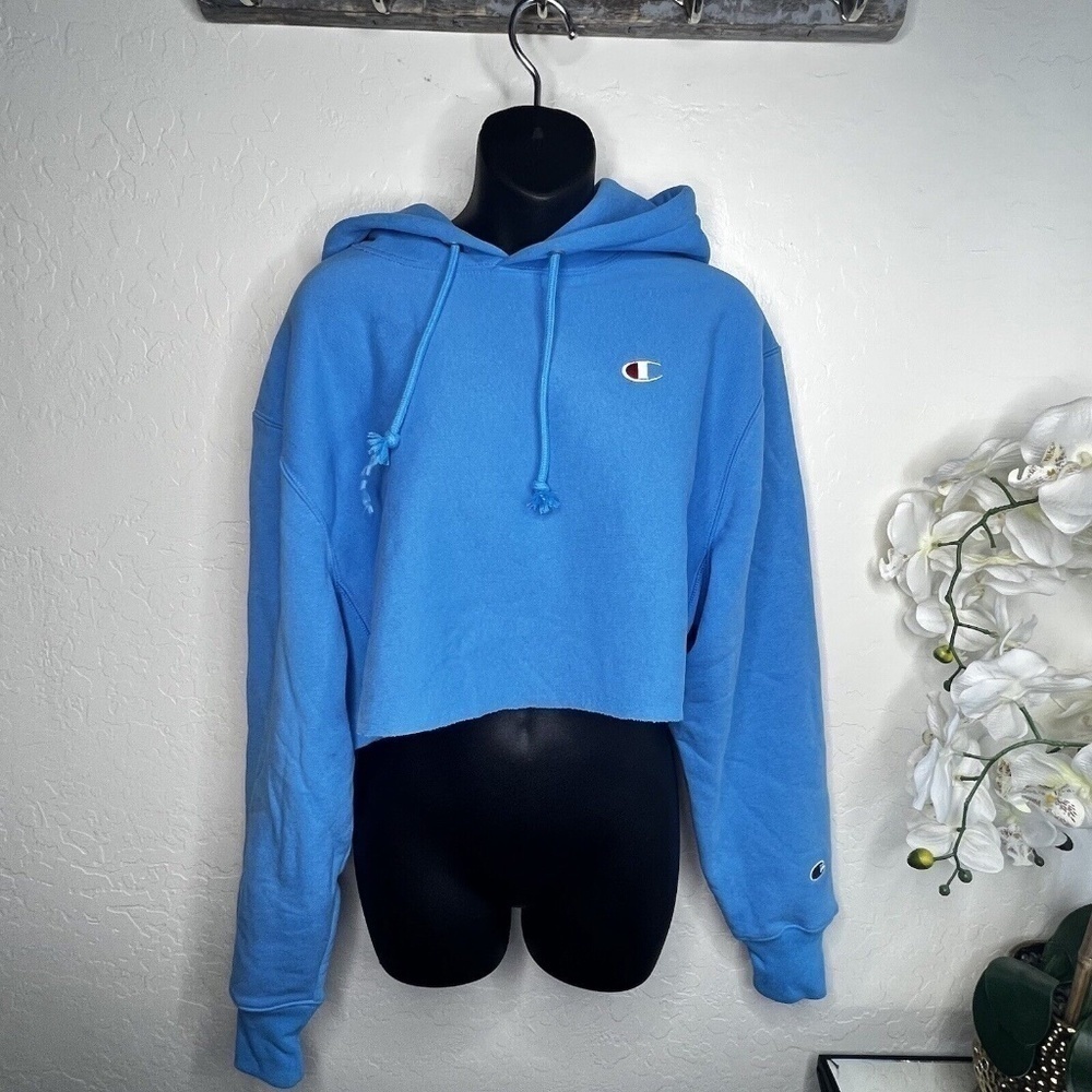 Champion cropped hoodie with small logo in blue small